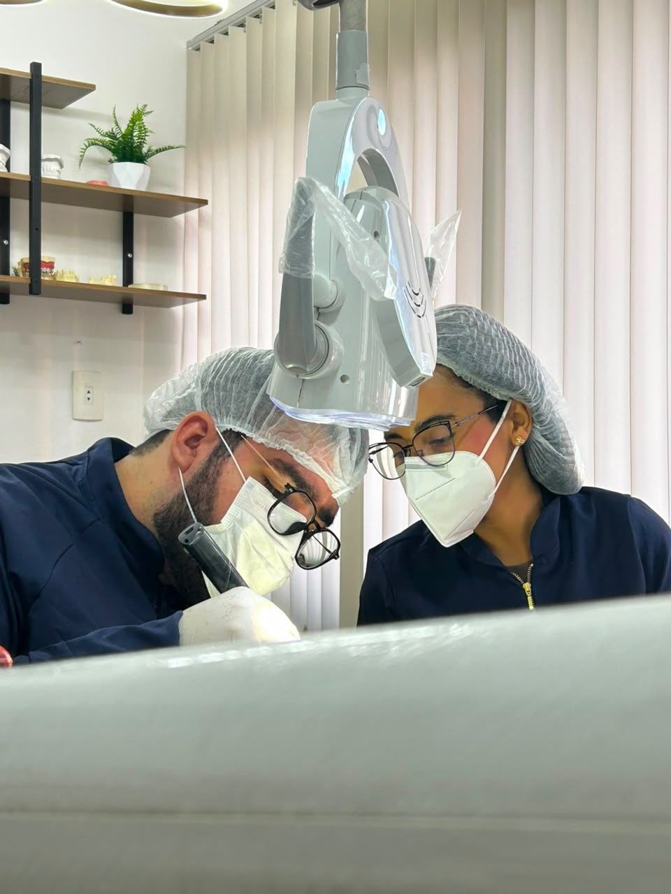 Procedimento com microscópio na OrthoLife Dental